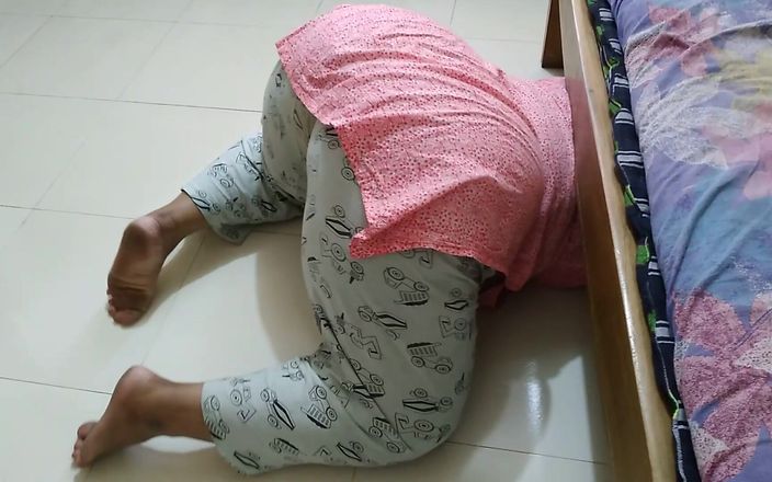 Aria Mia: 새엄마가 침대 밑에 갇히는 동안 그녀의 큰 엉덩이에 사정하는 배다른 아들