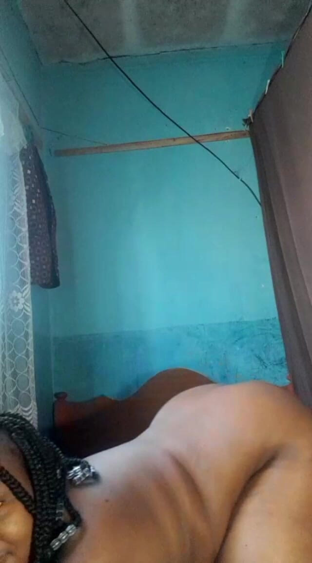 Mahali: Ik pronk graag met mijn zwarte kont op camera 1