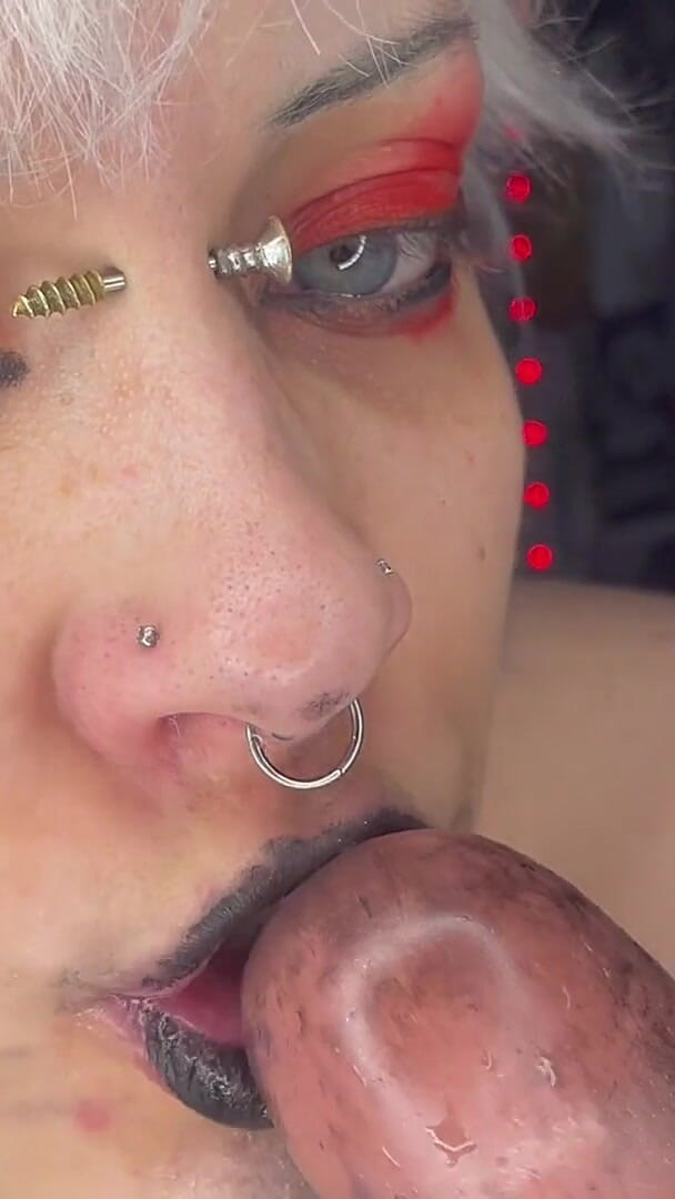 Glitterqueen1999: Sakso erkek arkadaş doğum günü ıslak gırtlağına kadar ruj tükürüyor