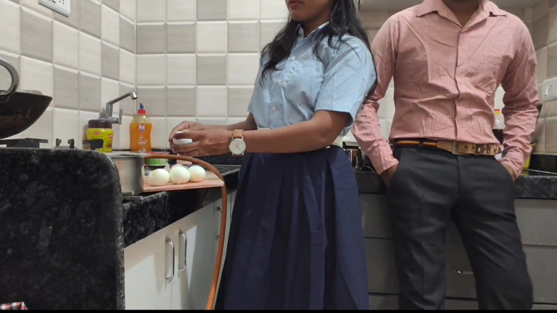 Mumbai Ashu: bhaartiy larki ne pahli baar ghar par apni tichar ko...