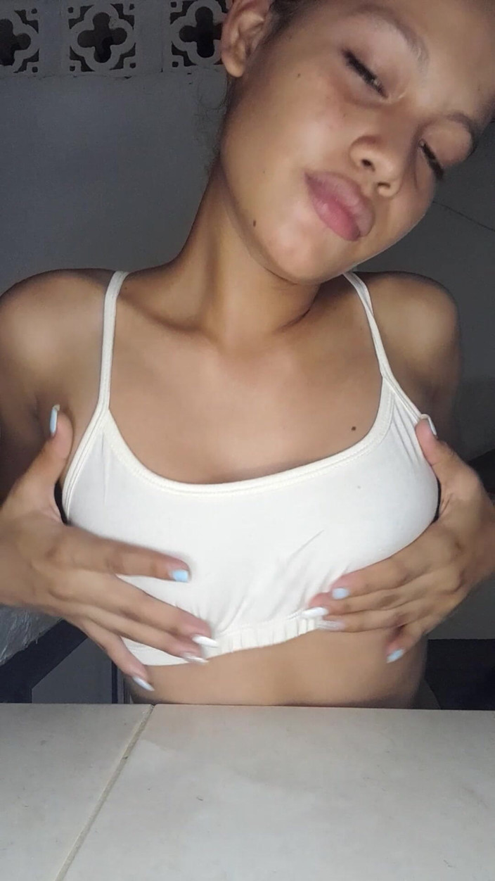 kafesexxx: Beautiful Skinny 18 Year Old Woman Leaks Video in Underwear