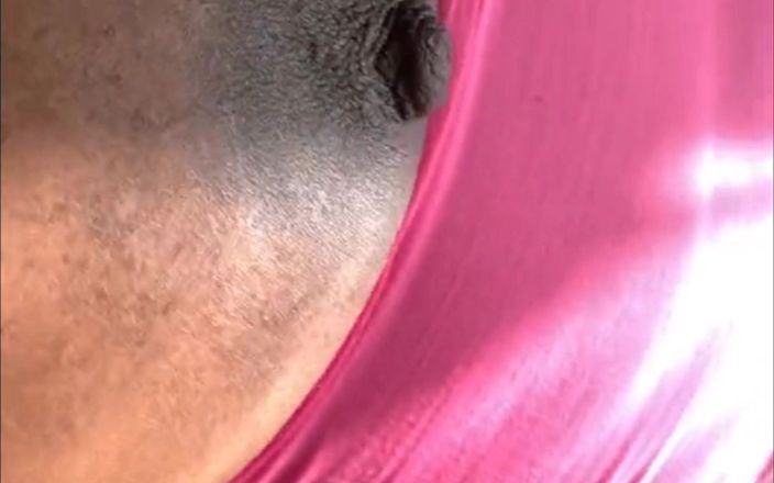 Super sexy ebony cuties: मेरी चूत रगड़ना मेरी गांड में उंगली डालना मेरे विशाल स्तन निचोड़ रहा है