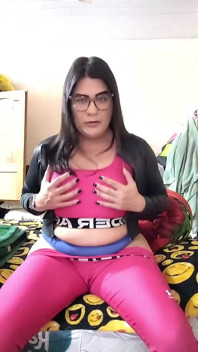 Trans Vero streichelt sie in sexy Dessous