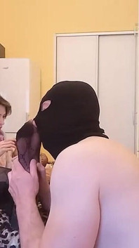 Čichá a masíruje moje zpocené nohy v punčochách