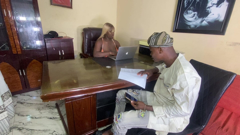 King Sasha's hub: Emlakçı ve müşterisi