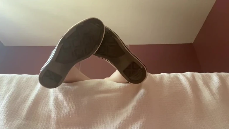 TheRealKittyD: Assistindo meia-irmã enquanto você se esconde debaixo da cama 2 - sexo...