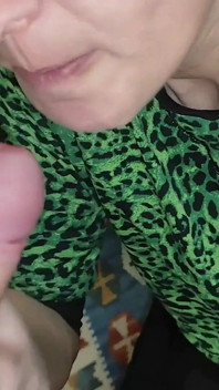 Blowjob selamba buatan sendiri dan pancutan mani dalam mulut - suri rumah amatur