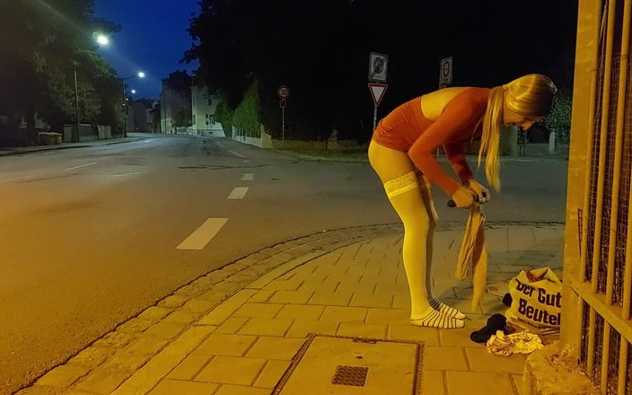 sweetfeet29: Checca vuole farsi beccare in città