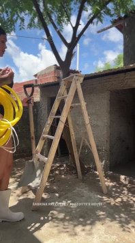 Brasilianische transsexuelle mit einem 23 cm schwanz masturbiert und kommt viel