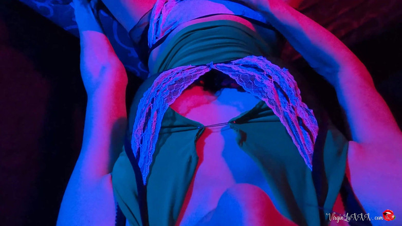 Virgin Lux: Sexy empregada feminina em pov boquete pau e engolir porra