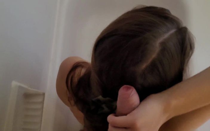 Mimi and Evan: Une adolescente se caresse après un travail de cheveux