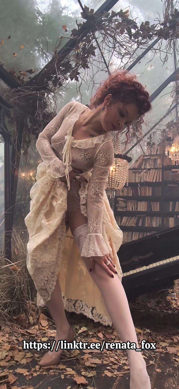 Renata Fox: Piękna nimfa w tajemniczym ogrodzie