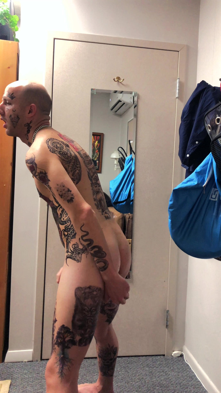 Straight ish Jake Grand: Ragazzo tatuato si masturba da solo