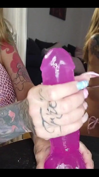 Handjob auf rosa dildo