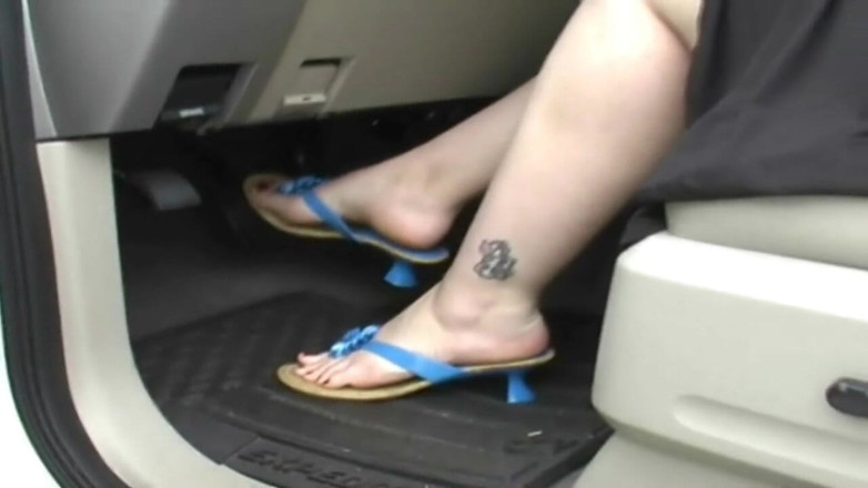 Sexy Amateurz: Berputar di dalam mobil dengan sepatu hak tinggi