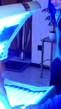Bronzlaşma yatağı üçlü sarışın sürtük yutuyor ve çifte sikiliyor