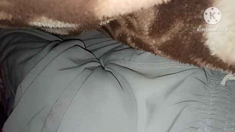 Desi__Panda: Aman tanrım oda arkadaşı büyük canavar yarak ilk kez mastürbasyon...