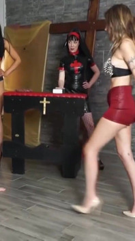 Satan emo-mädchen treten seine eier