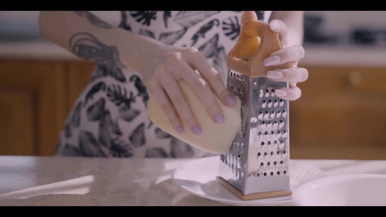 Karneli Bandi: Deze hete babe maakte meer dan alleen pizza