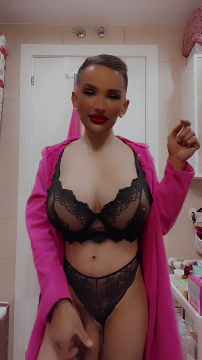 Sissy Slut Brianna: Bu dantelliyi gördün ve şimdiden kenara çektiğini hayal ettin, değil mi?