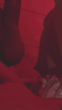 Candy Kush Hat Meinen Mann Abgelenkt Und Mich Während Einer Quickie-party Auf Die Toilette Geschleppt
