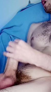 Tipul chiar vrea să te excită și își masturbează pula mare 2 videoclipuri
