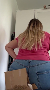 Giantess Fart Butt Crush em Casa de Papelão