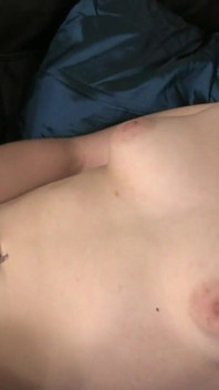 Svůdná brunetka Kotě masturbuje s hračkou k třesoucímu se orgasmu