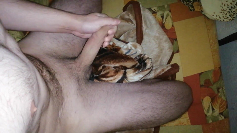 Cum2Guy: Un ragazzo con un bel corpo si masturba e viene...