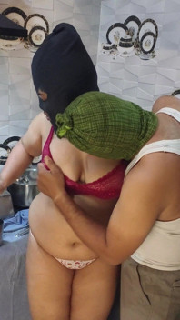 家に誰もいないのにキッチンで働いてるバビジとセックスした!本物のヒンディー語の声で