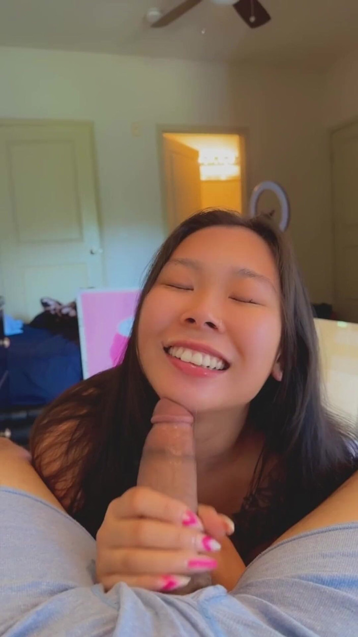 ThiccAsianMimi: Dizlerimin üstüne çöküp iyi Asyalı bir sürtük gibi sakso çekiyor ve ağzına büyük...