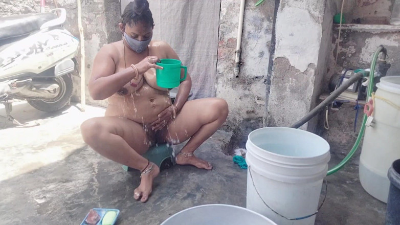 Yourgeeta8899: Indian Bhabhi's Hot Video While Bathing