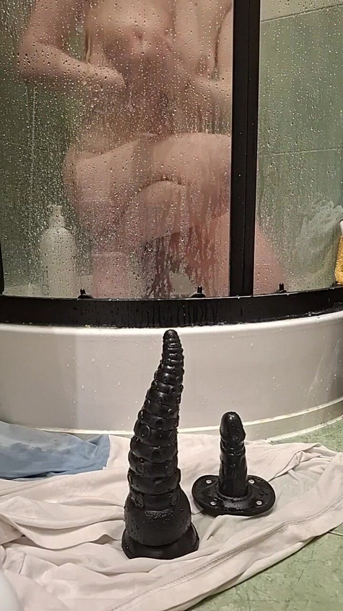 Milifalcon: Saya mencuci dildo saya dan diri saya dengan teliti