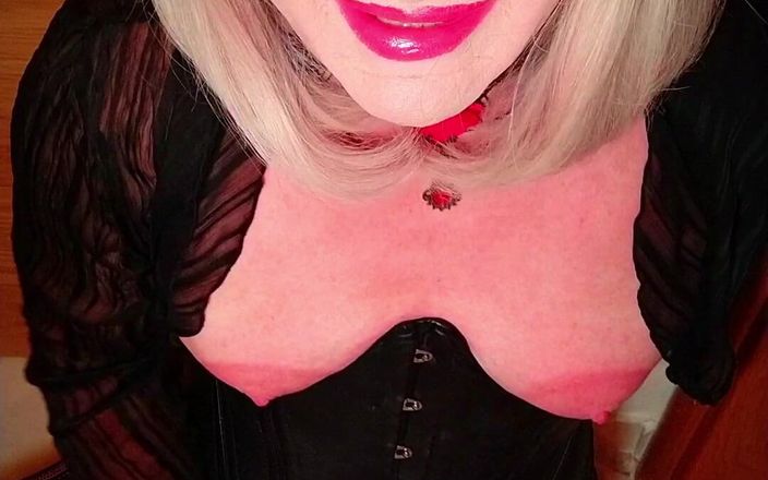 Emma Browne: 大きな乳首のTgirlはどこでも絶頂します