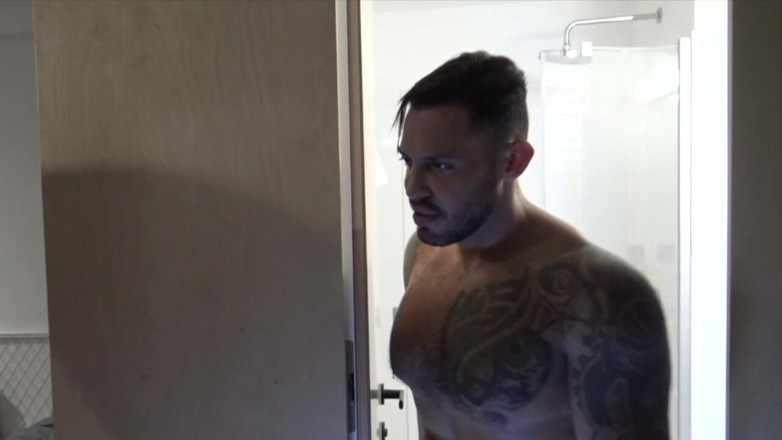 Best bareback porn from Madrid: หนุ่มกล้ามโดนเย็ดสดโดย Vikor Rom