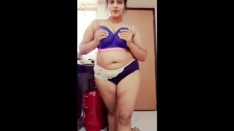 Your Arya: Desi stiefmutter stripsing, neckt ihren stiefsohn und er fickt ihre...