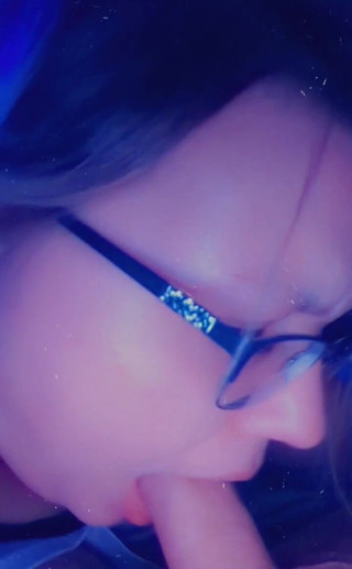 Funhousewife69: 不能坐在坚硬的鸡巴旁边，也不能把它塞进我的嘴里