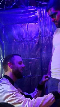 Riskantní BJ na halloweenské párty, zatímco lidé se dívali