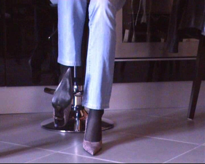 Nyllady: Schoenenspel in zwarte panty's en roze pompen