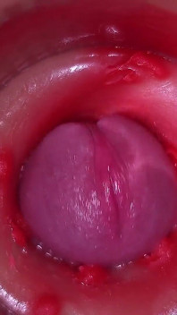 Cámara en vagina, cervix en primer plano, chorreo de leche