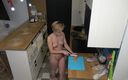 Milfs and Teens: 完全裸体少女在厨房里做早餐