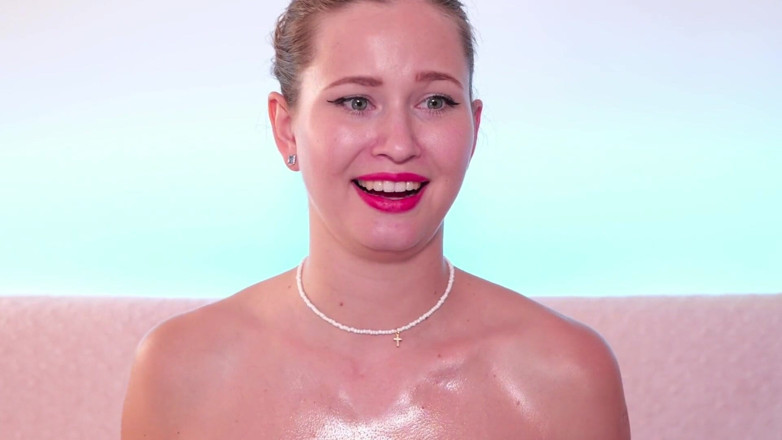 Stella Cardo: A vărsat o jumătate de sticlă de ulei pe pieptul...