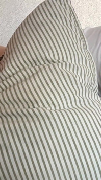 ムラムラした兄は枕を突き、指で尻をいじり、腰を動かしていき、いっぱいの精液を射精するまで動く