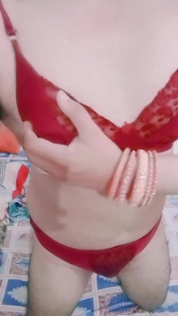 Indian Gay Crossdresser Gaurisissy w Red Bra Majtki miesiąc miodowy Zestaw jebana