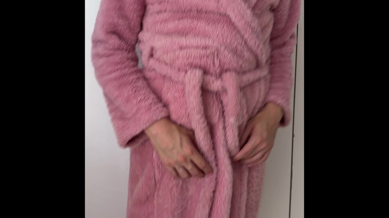 Kinky Princess: Femboy cross dresser modellerar besvärligt kläder