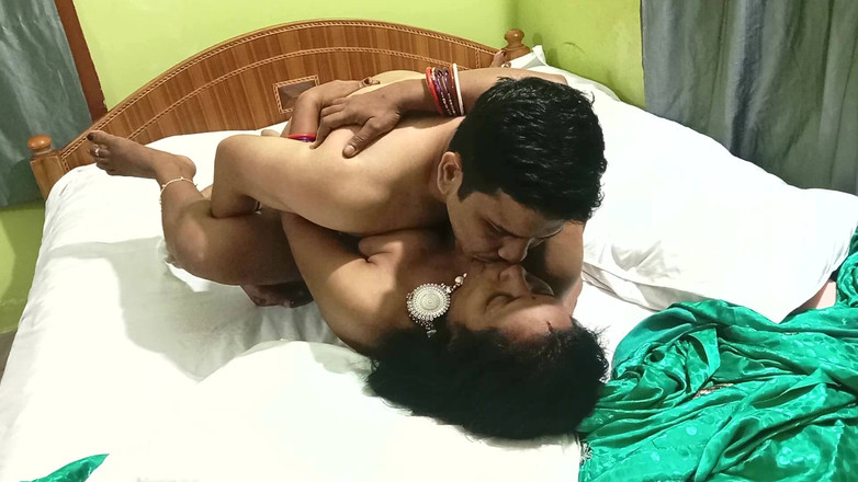 Popmini: L'indiana sposata bhabhi sangeeta in un bollente kamasutra fa sesso...