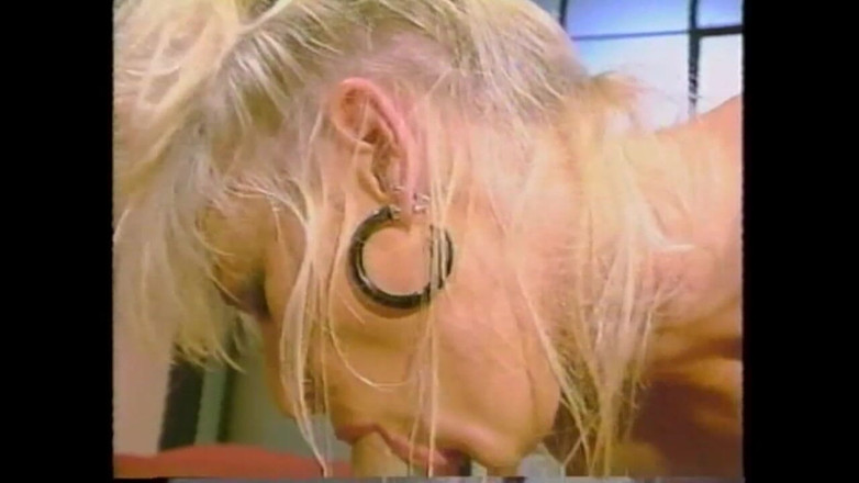 Vintage megastore: Elle suce profondément une grosse bite avant de chevaucher une...