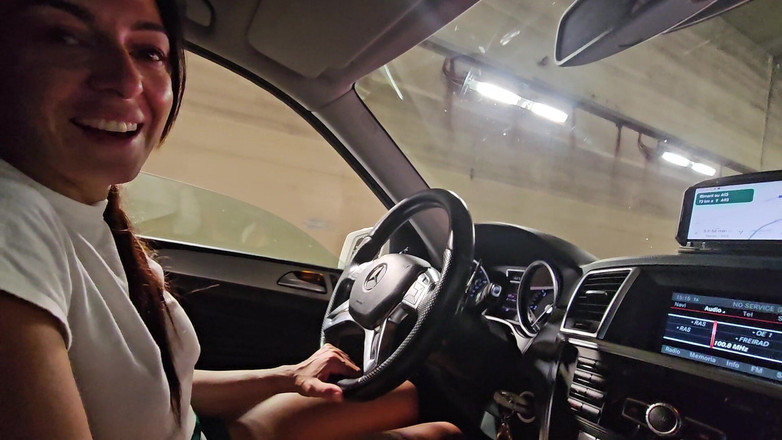 Ferrero anal experience: Vezme mého ptáka do ruky, zatímco jsme uvízli v provozu...