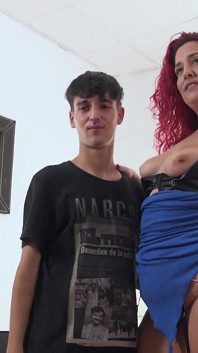 Elektra Red wird dem jungen rookie mr. Paz eine lektion lehren
