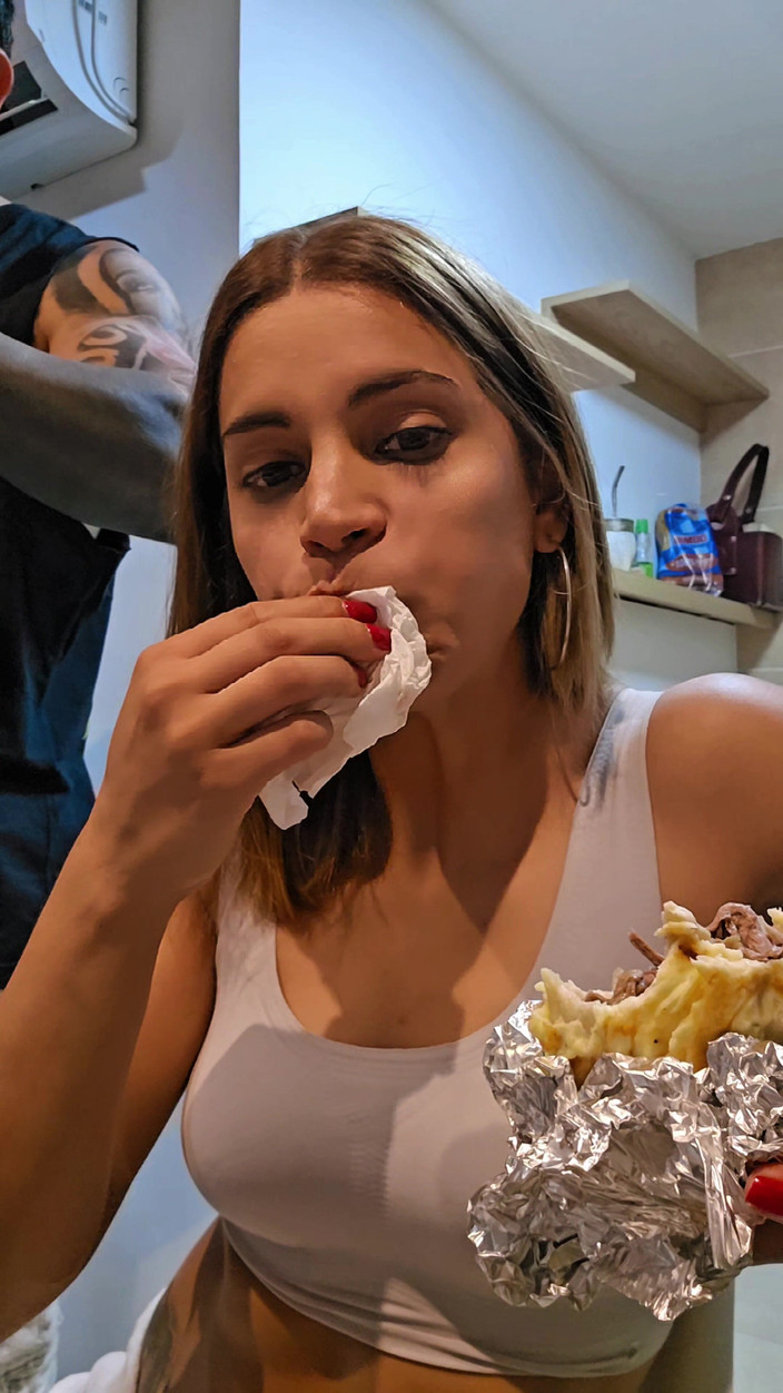 Young big apple: Amateur Couple Eating While Live Streaming